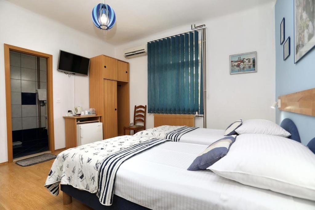 Rooms With A Parking Space Trogir - 17442 Номер фото