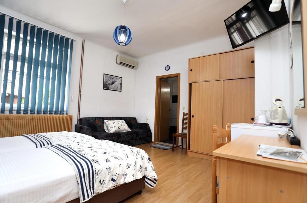 Rooms With A Parking Space Trogir - 17442 Номер фото